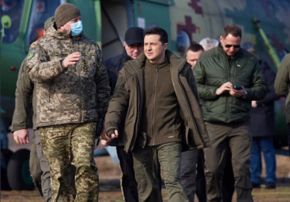 Zelenskyj hovoril s lídrami Británie a Švédska o pomoci obrancom Mariupoľa