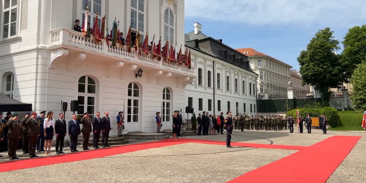 Prezidentka odovzdala bojovú zástavu príslušníkom vojenského útvaru z Martina