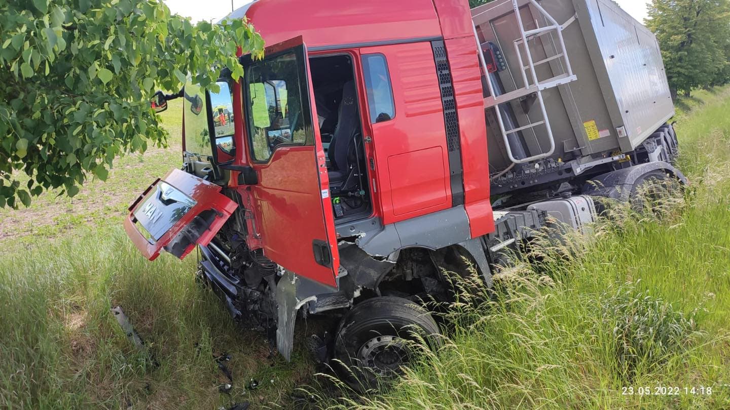 Na cestách došlo k ďalšej tragédii. Po zrážke s kamiónom zomreli tri osoby (FOTO)