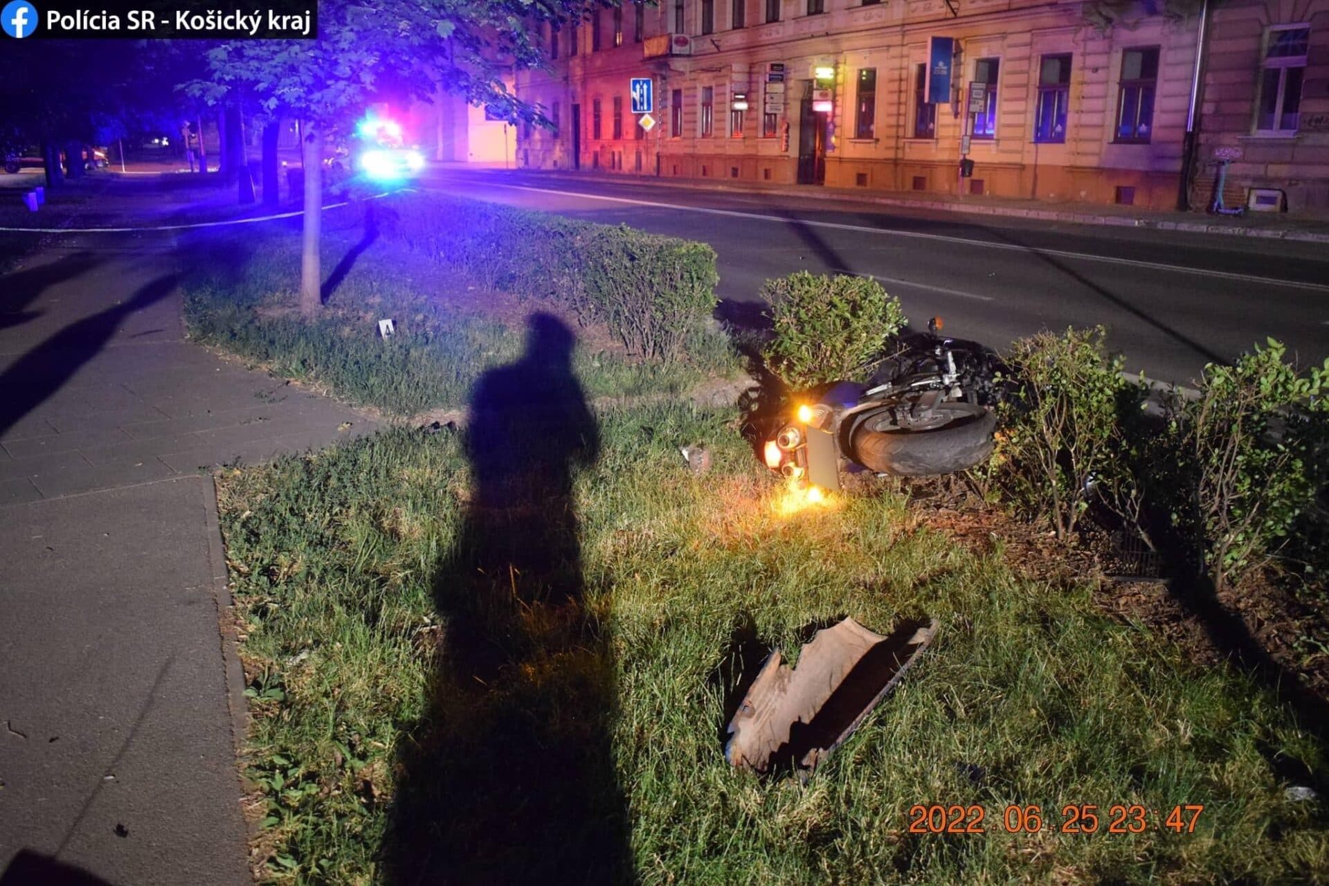 Počas noci prišiel v Košiciach o život mladý motorkár (FOTO)
