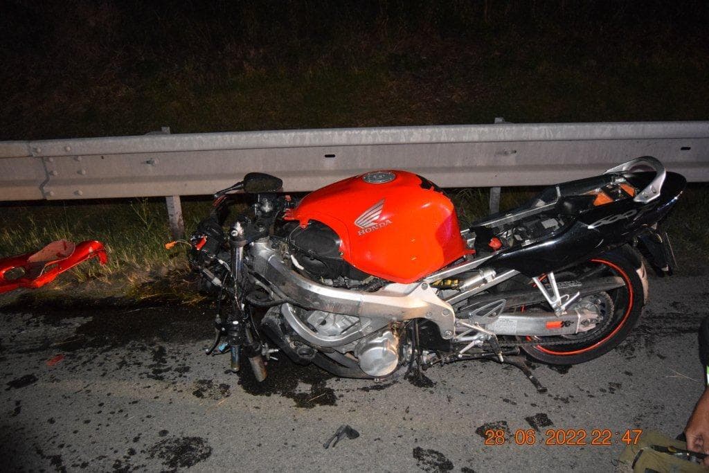 Zvyšky rozbitej motorky sa po nehode nachádzali všade po ceste (FOTO)