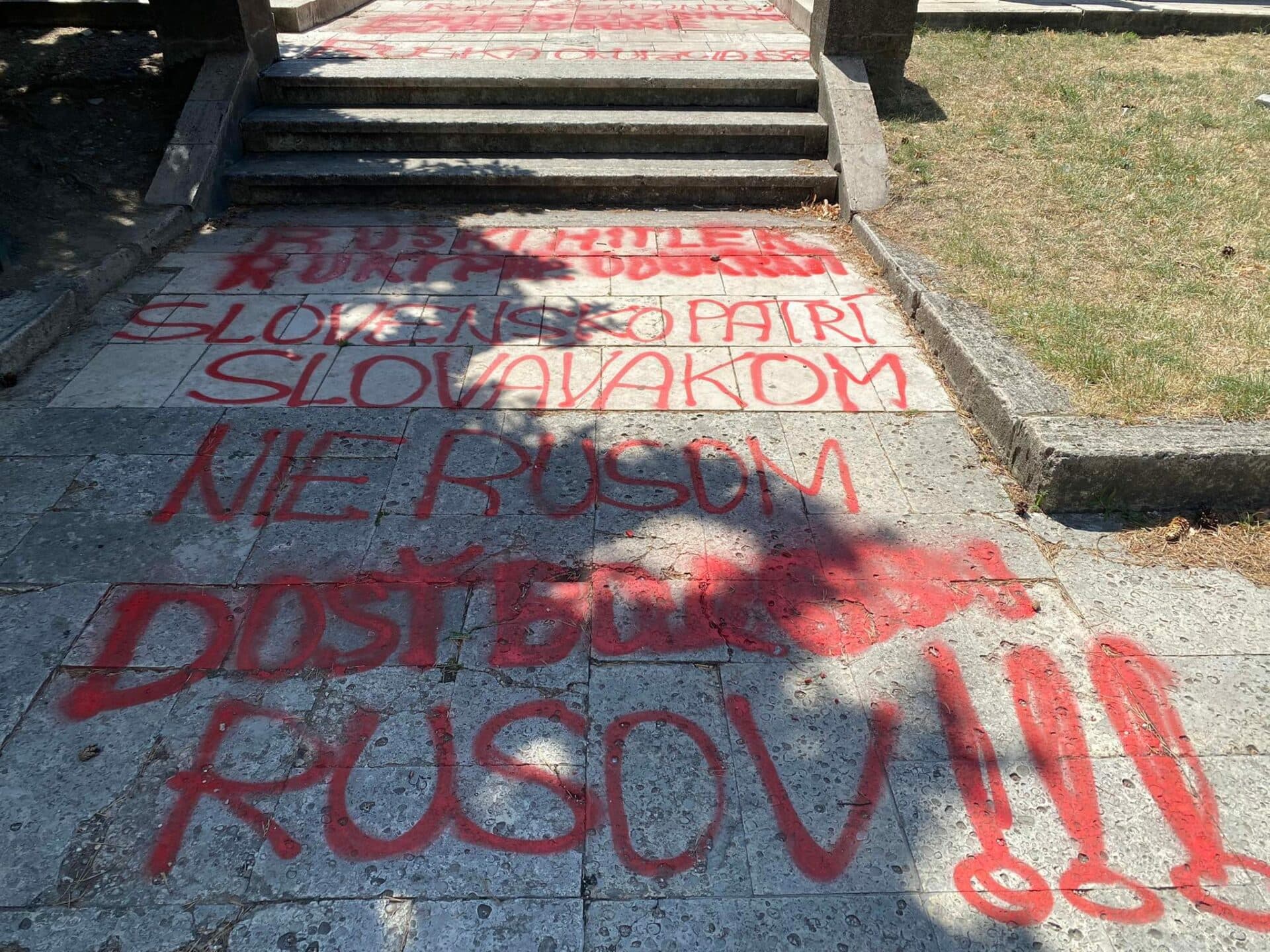 Sovietsky pamätník v Košiciach bol opäť terčom vandalov! (FOTO)