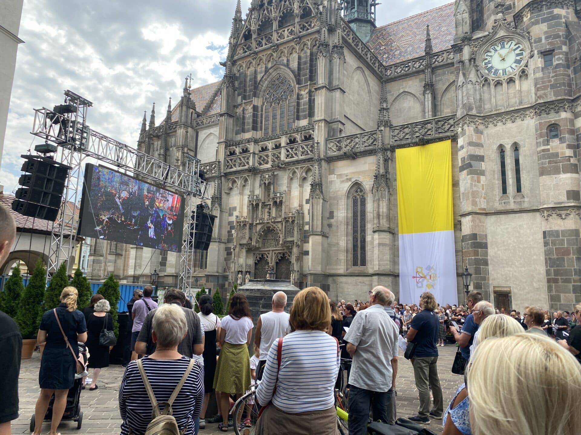 Nával ľudí na Hlavnej v Košiciach! Takto sa lúčia veriaci s kardinálom Tomkom