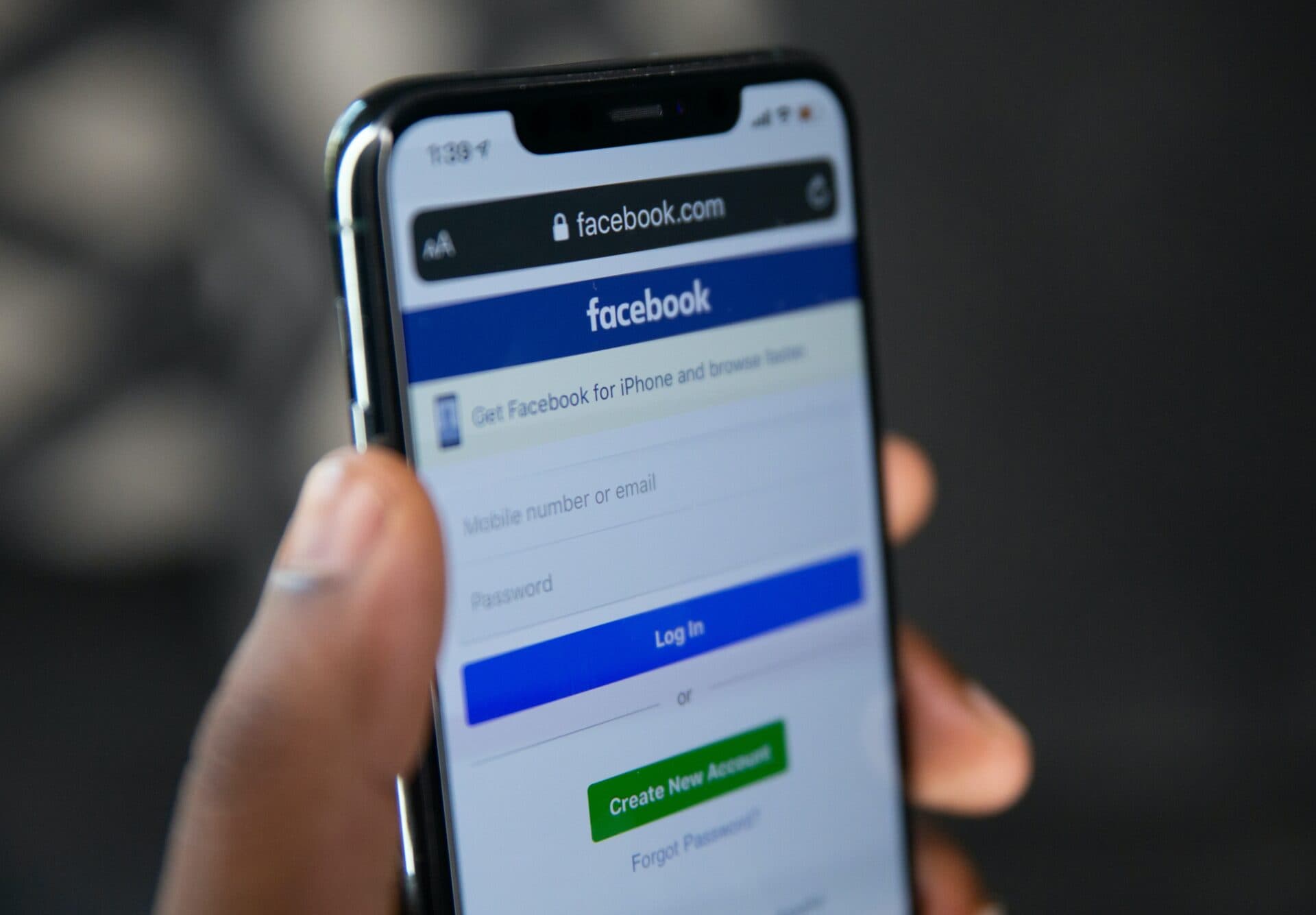 Čo sa deje s Facebookom? Používateľov sociálnej siete zaplavili nezmyselné príspevky