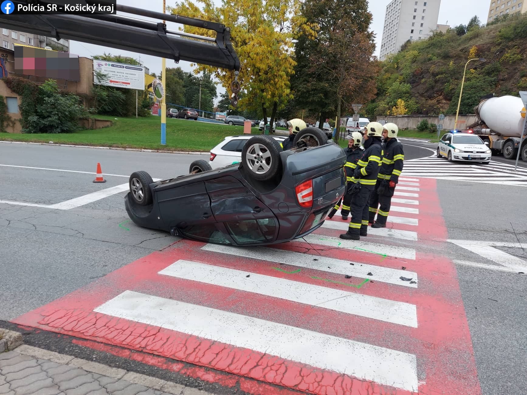 Náraz prevrátil auto na strechu