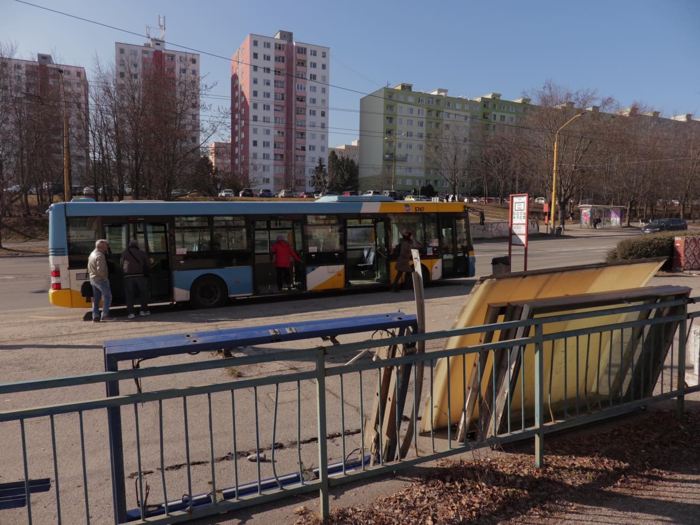 Na sídlisku KVP zmizli prístrešky zastávok MHD