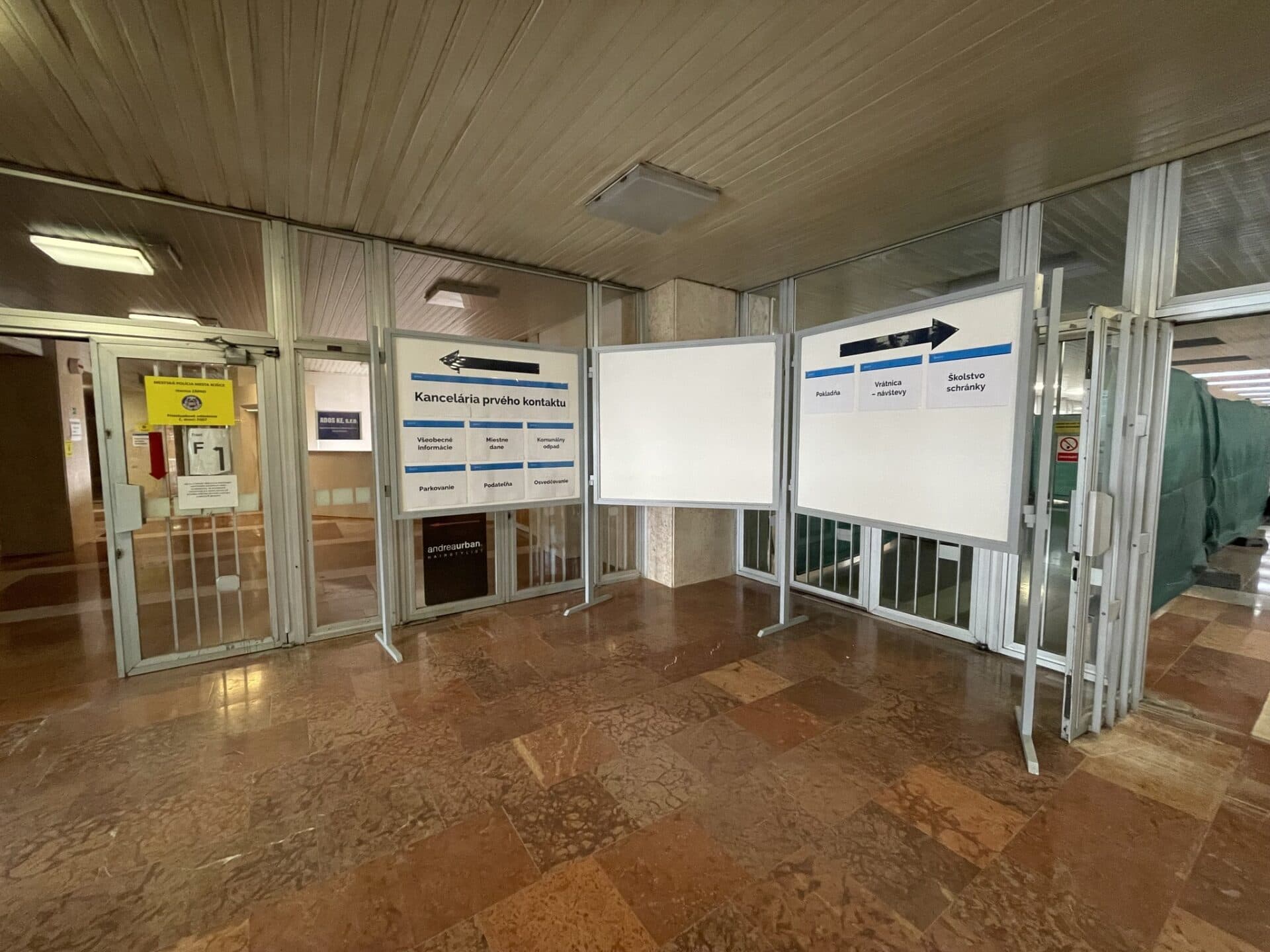 Niektoré pracoviská na magistráte sa pre rekonštrukciu presunú