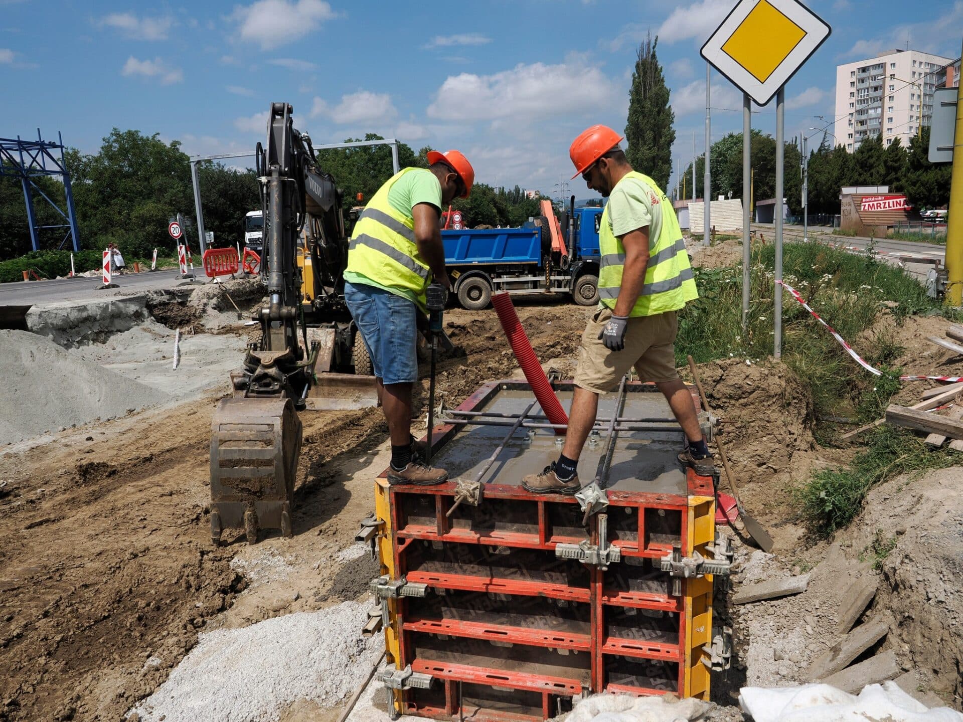 Modernizácia Slaneckej cesty napreduje. Pracovníci začali s búraním podchodu