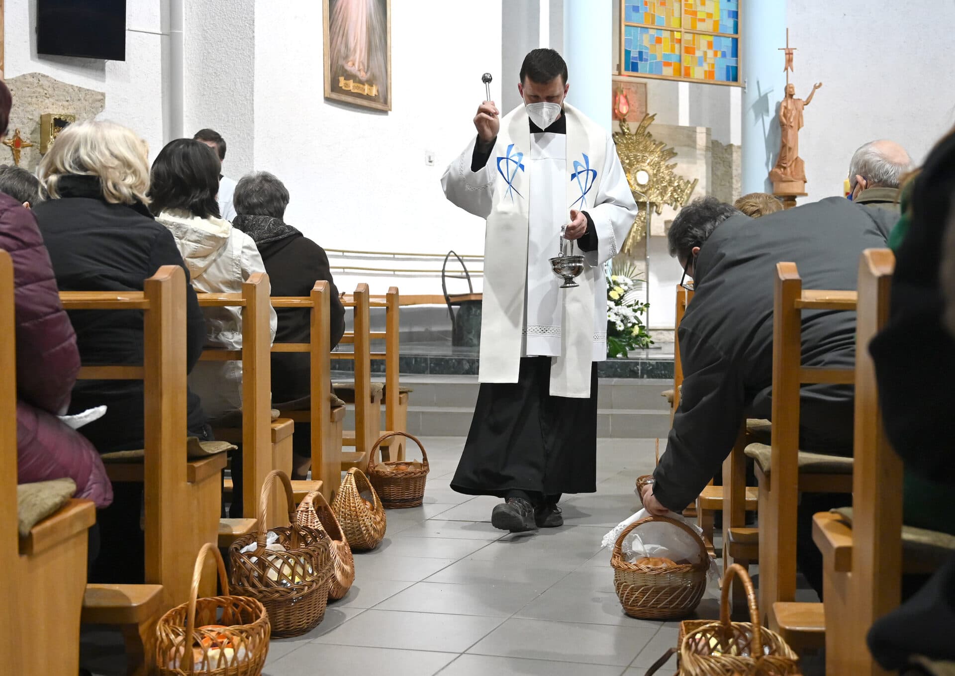 Počas Bielej soboty si veriaci pripomínajú úmrtie Ježiša, večer slávia veľkonočnú vigíliu