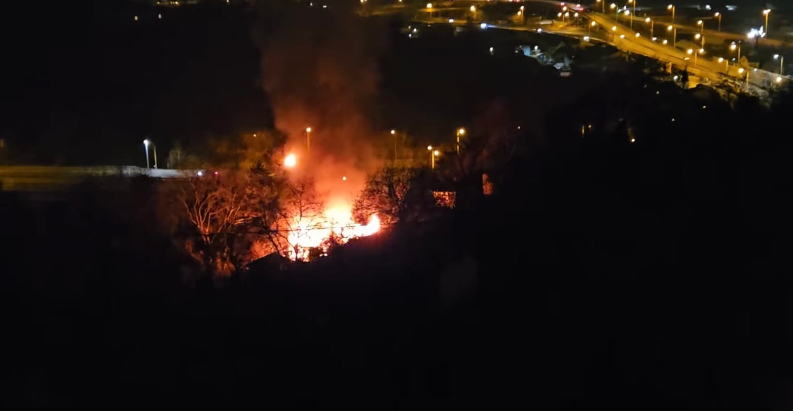 Pri požiari pod Dvorkinovou ulicou muselo zasahovať 14 hasičov