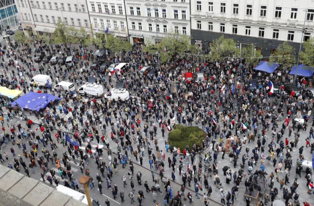 Tisíce Čechov vyšli do ulíc, protestovali proti prezidentovi Zemanovi (video)