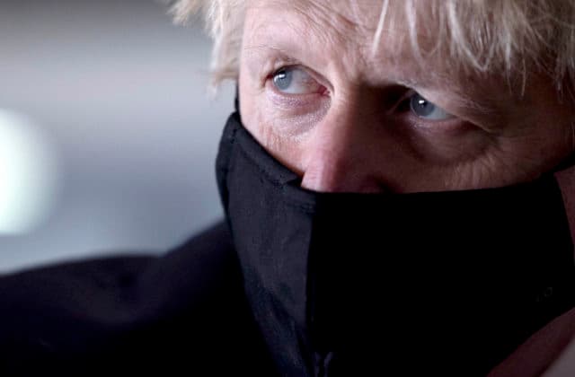 Britský premiér Johnson má problém, jeho telefónne číslo bolo 15 rokov dostupné na internete