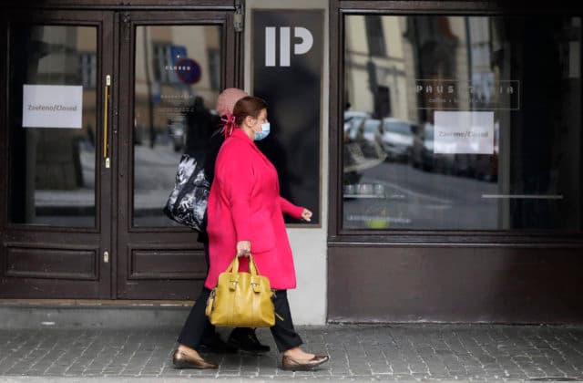 Česká vláda plánuje ďalšie uvoľňovanie a otváranie služieb, prehodnotí aj nosenie rúšok v exteriéri