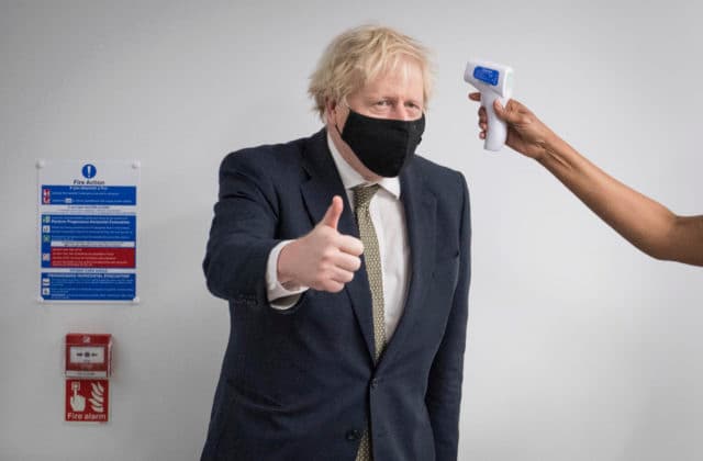 Británia rapídne napreduje, podľa Johnsona by sa v júni mohli zrušiť posledné obmedzenia