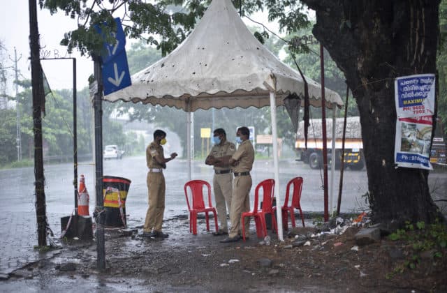 India sa obáva silného cyklónu a spomalenia pomoci v boji proti COVID-19, hlási aj prvé obete