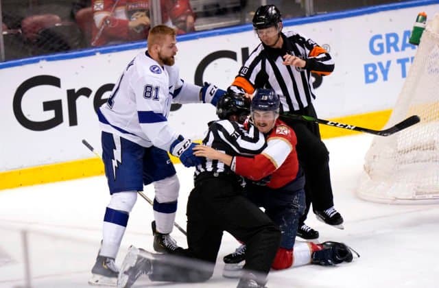 Ružička získal prvý bod v NHL, Černák sa v závere pobil a dostal trest za hrubosť