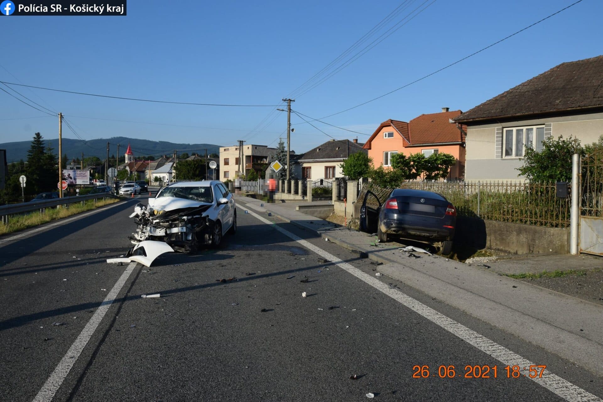 Pri dopravnej nehode v obci Svinica sa v sobotu ľahšie zranili traja ľudia