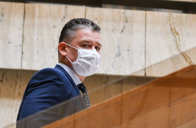 Mikulec sa podľa Krajniaka stráca v tom, čo sa mu deje na ministerstve