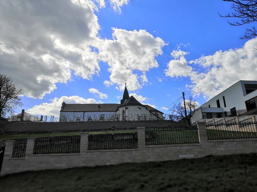 Dnes bude polooblačno až oblačno, na viacerých miestach aj dážď alebo búrky