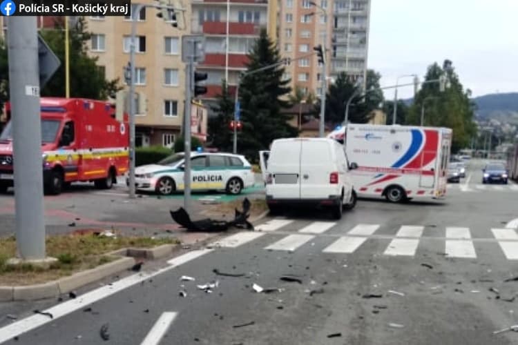 Pri nehode v Košiciach sa zranili 3 ľudia, jeden z vodičov nafúkal takmer 2 promile