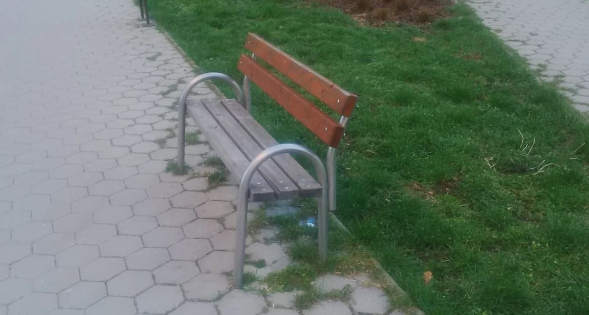 Na lavičke v Košiciach bola obálka s neznámou bielou látkou