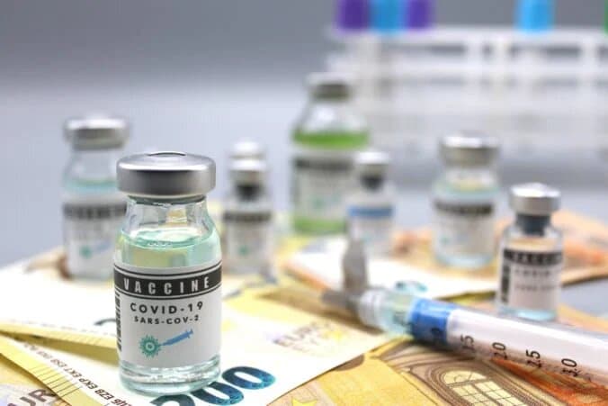 Parlament schválil očkovaciu prémiu a sprostredkovateľský bonus
