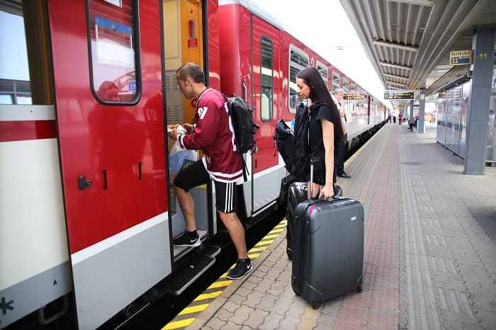 Turizmu počas leta pomôžu posilnené autobusové a vlakové spojenia