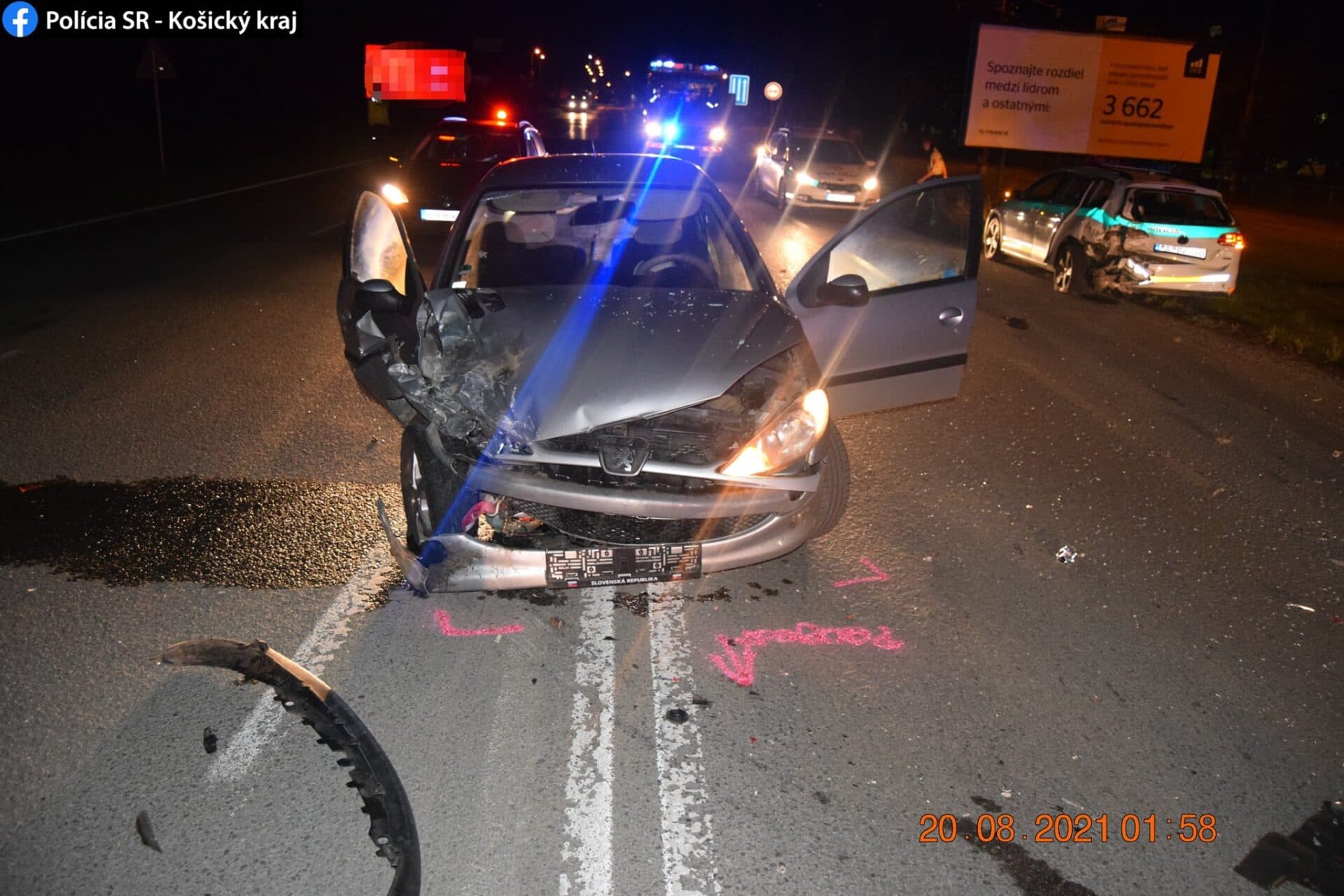 Opitý vodič narazil do policajného auta