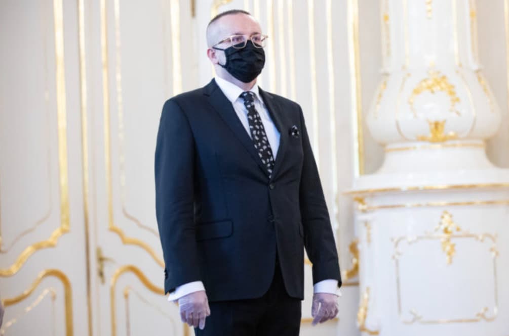 Podľa matky exriaditeľa SIS Vladimíra P. jej syn zistil, že sa v známych kauzách manipulujú výpovede