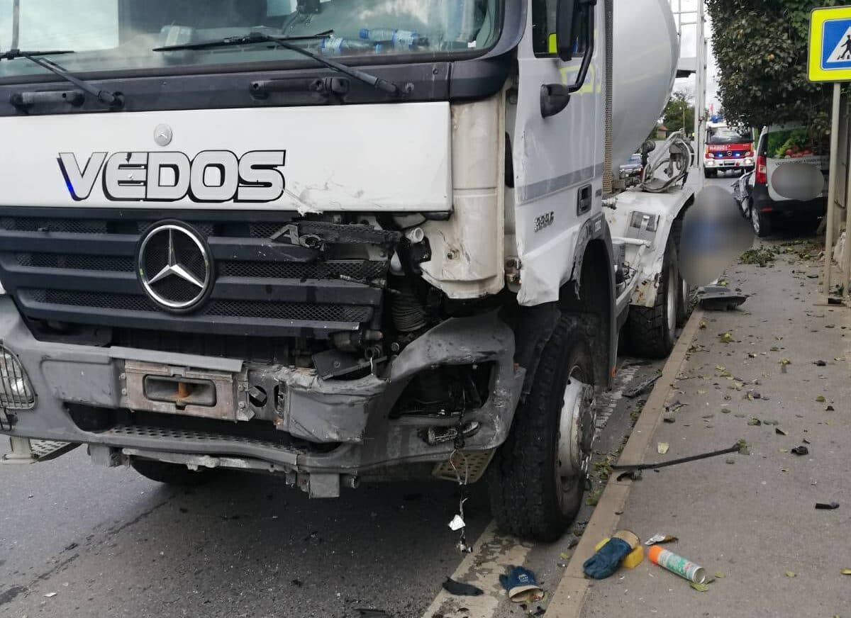 Vodička osobného auta zomrela po zrážke s nákladiakom