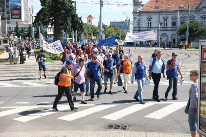Odborári čiastočne zablokovali dopravu v Košiciach na Tyršovom nábreží