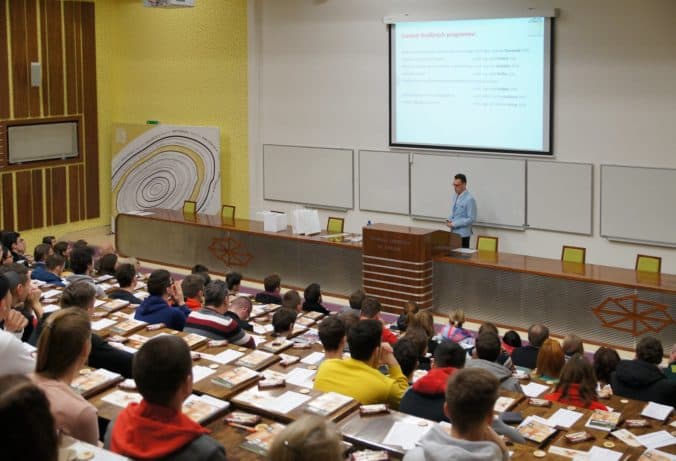Väčšina študentov a absolventov by chcela od školy viac ako titul, chýba im prax počas štúdia
