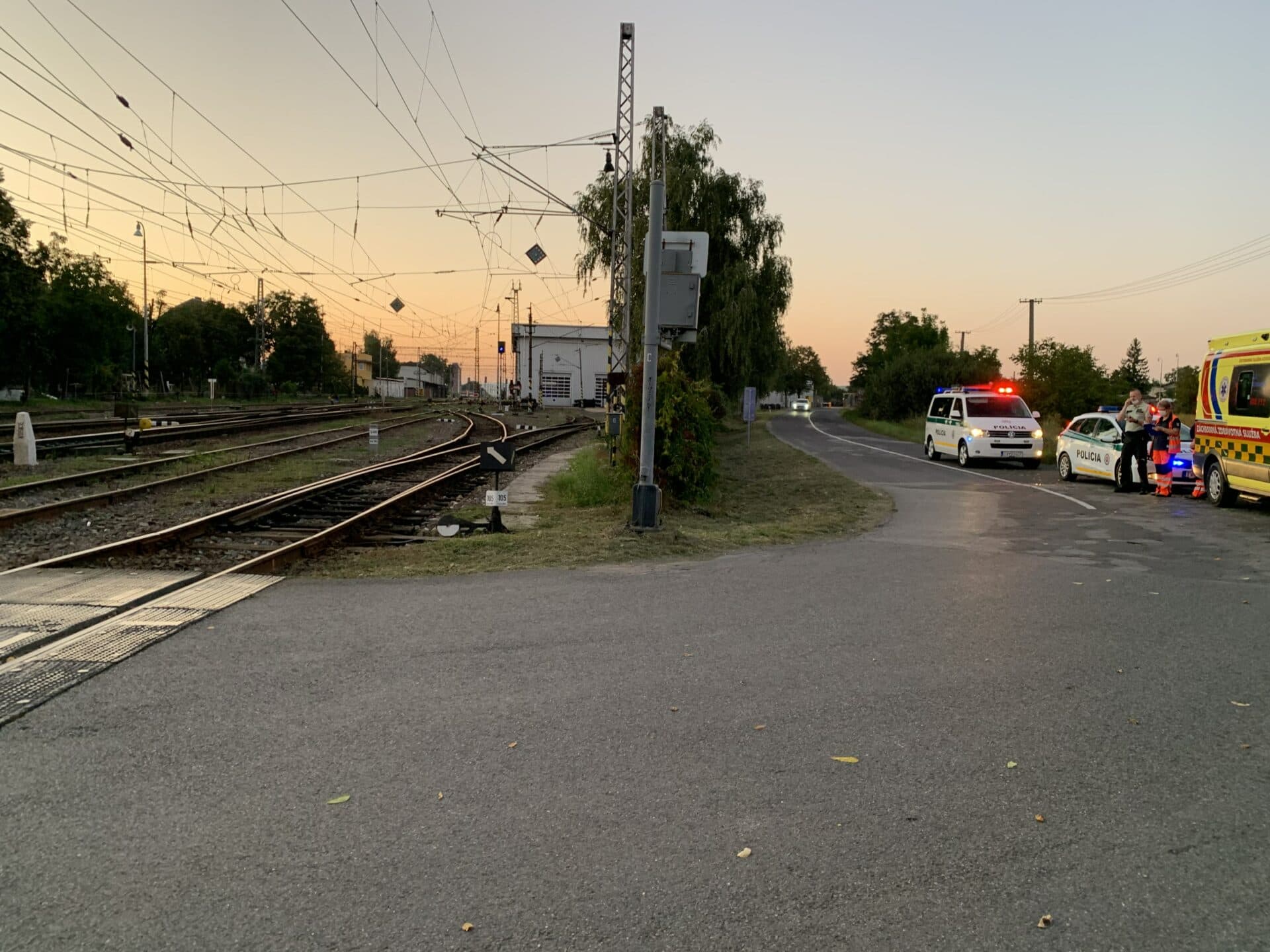Chlapca na bicykli zachytil na železničnom priecestí vlak, utrpel ťažké zranenia (foto)