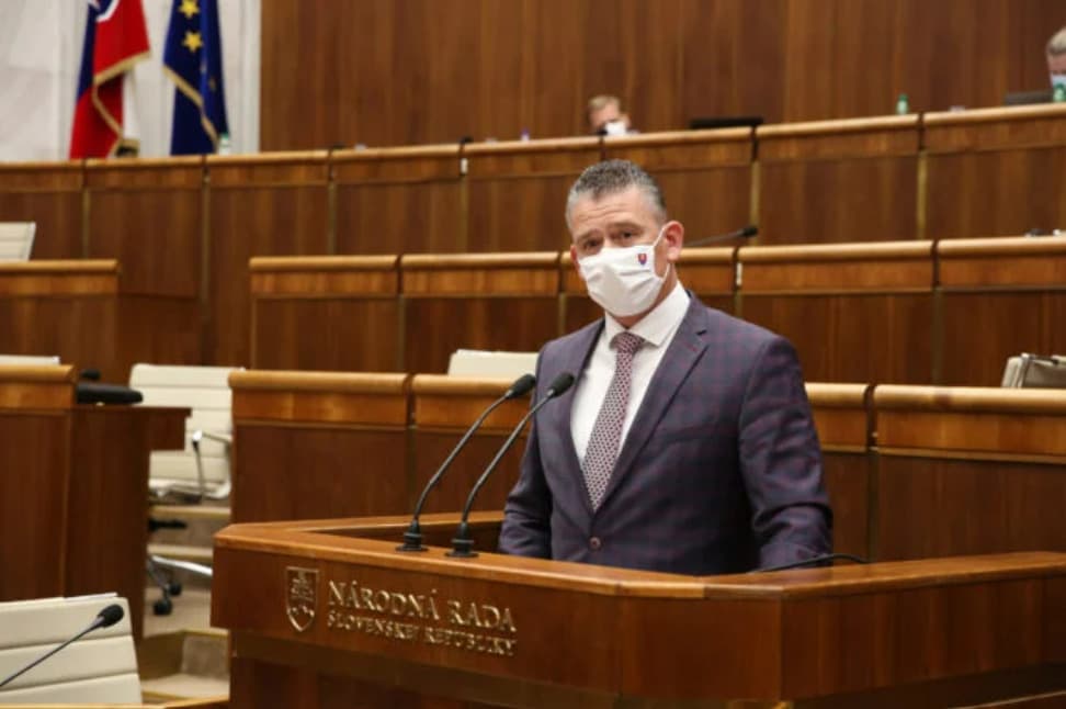 Pri kúpe dvoch vrtuľníkov sme museli konať rýchlo, tvrdí Mikulec