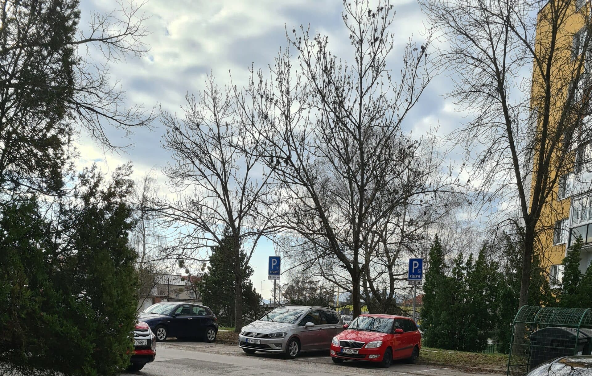Bude chladno a zamračené, na severe a východe bude pršať