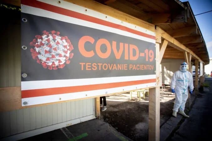 Počet hospitalizovaných sa v nedeľu nezmenil, pribudlo však osem obetí