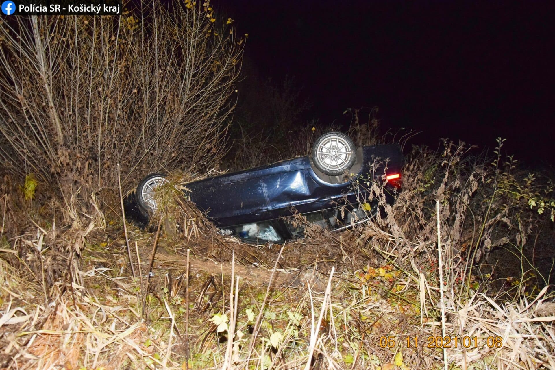 Po kotrmelcoch zostalo auto na streche