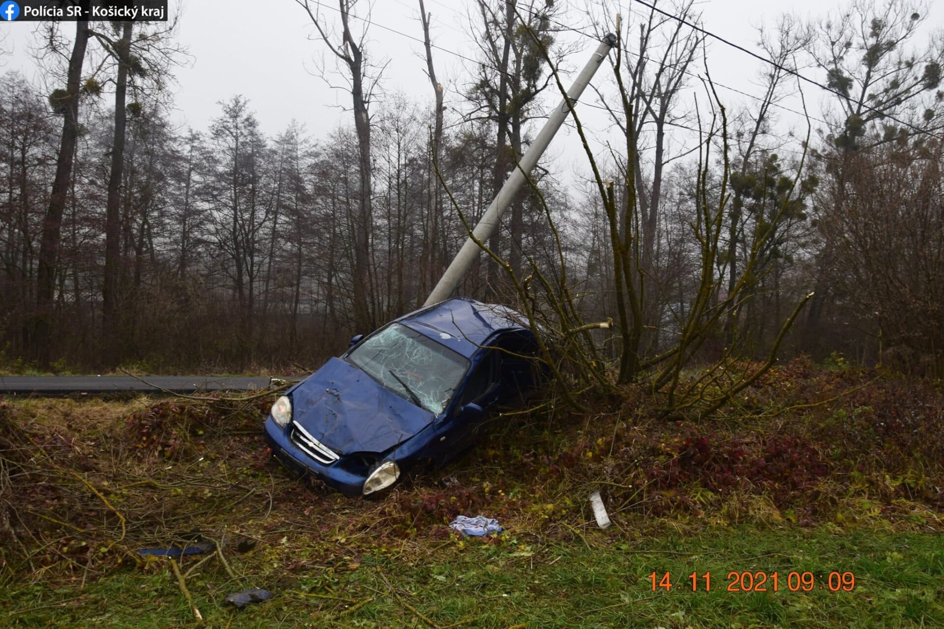 Podgurážený mladík bez vodičského preukazu narazil autom do elektrického stĺpa