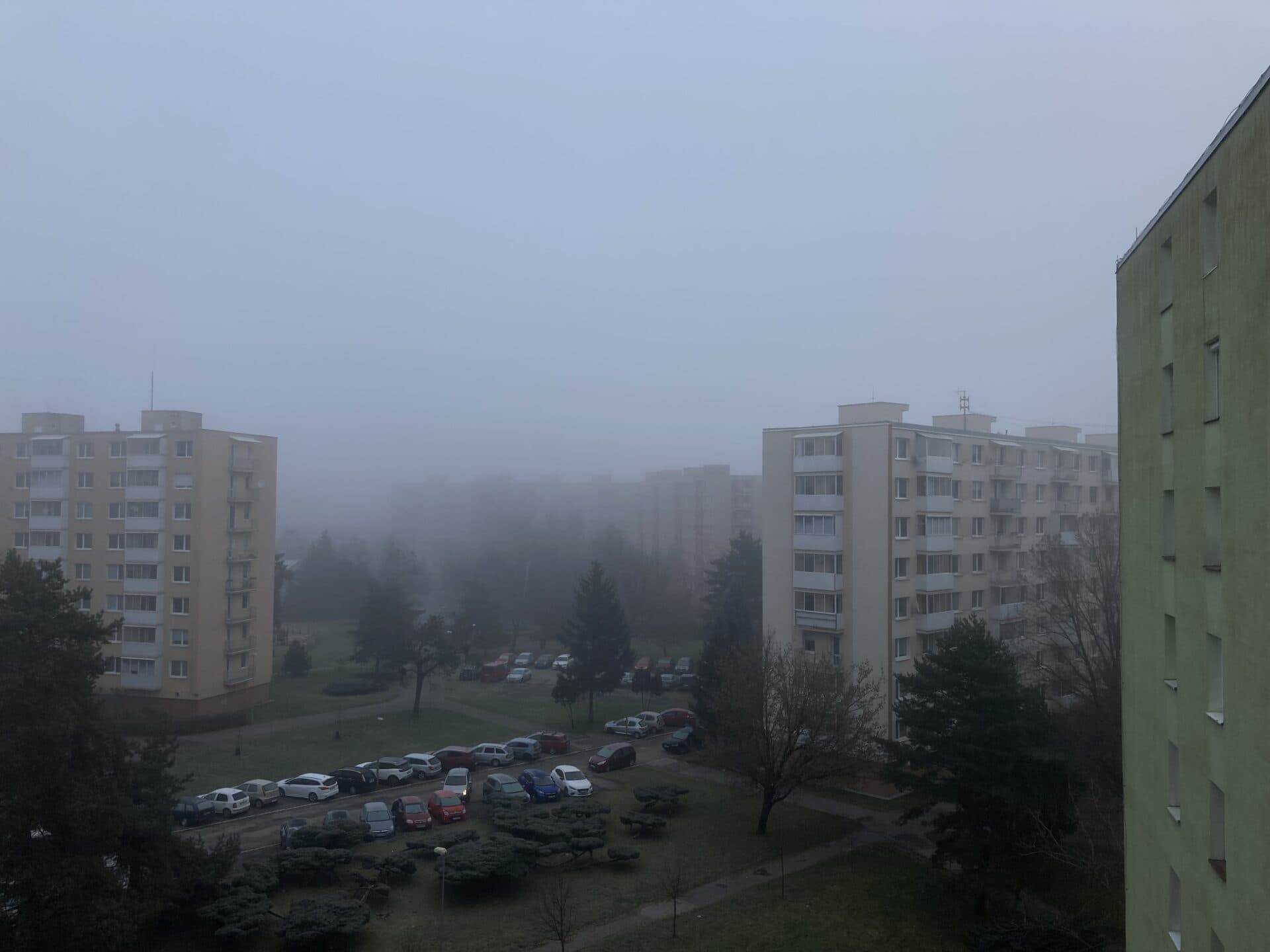 Dnes bude premenlivá oblačnosť s lokálnymi snehovými prehánkami, zrána výnimočne aj hmla