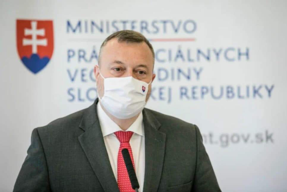 Možnosť žiadať informácie o očkovaní zamestnanca by sa podľa Krajniaka mohla upraviť v sektorových COVID semaforoch