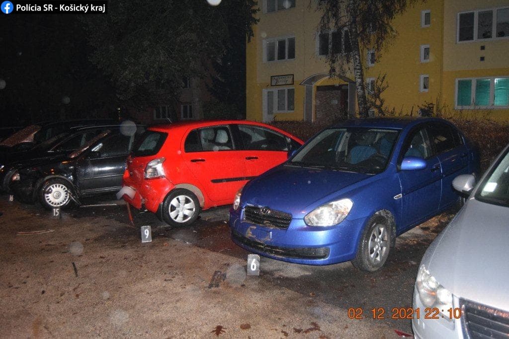 Vodič pod vplyvom alkoholu na parkovisku poškodil päť áut a z miesta ušiel