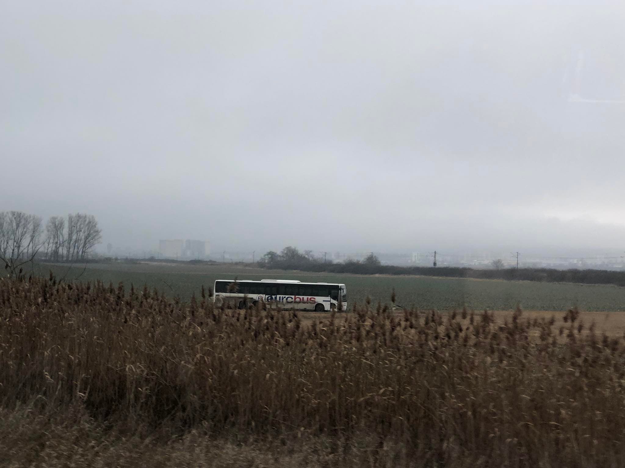 Dopravná nehoda autobusu sa skončila konečnou zastávkou v poli (FOTO)
