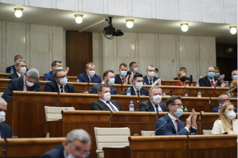 Za účelom spojenia prezidentských volieb a eurovolieb v roku 2024 sa zmení ústava