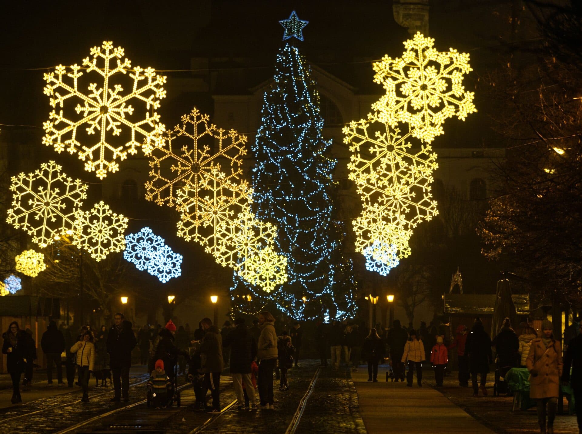 Hlavná ulica je už odetá vo vianočnom šate (FOTO)