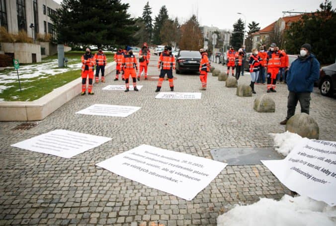 Pokojné demonštrácie nemôžu byť zakázané ani počas pandémie, tvrdí Inštitút ľudských práv