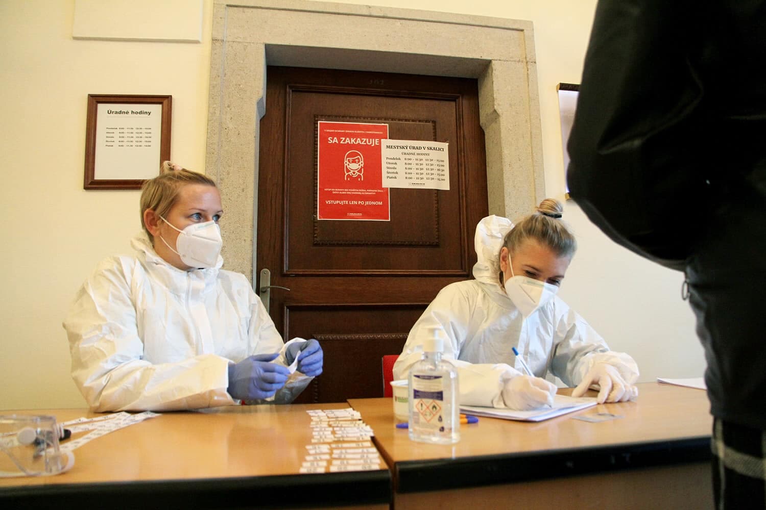 V pondelok odhalili PCR testy na Slovensku ďalších 2 595 ľudí nakazených koronavírusom