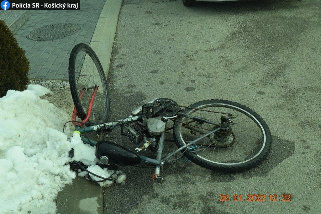 Kuriózna dopravná nehoda medzi cyklistom a vozidlom. Cyklista nafúkal tri promile