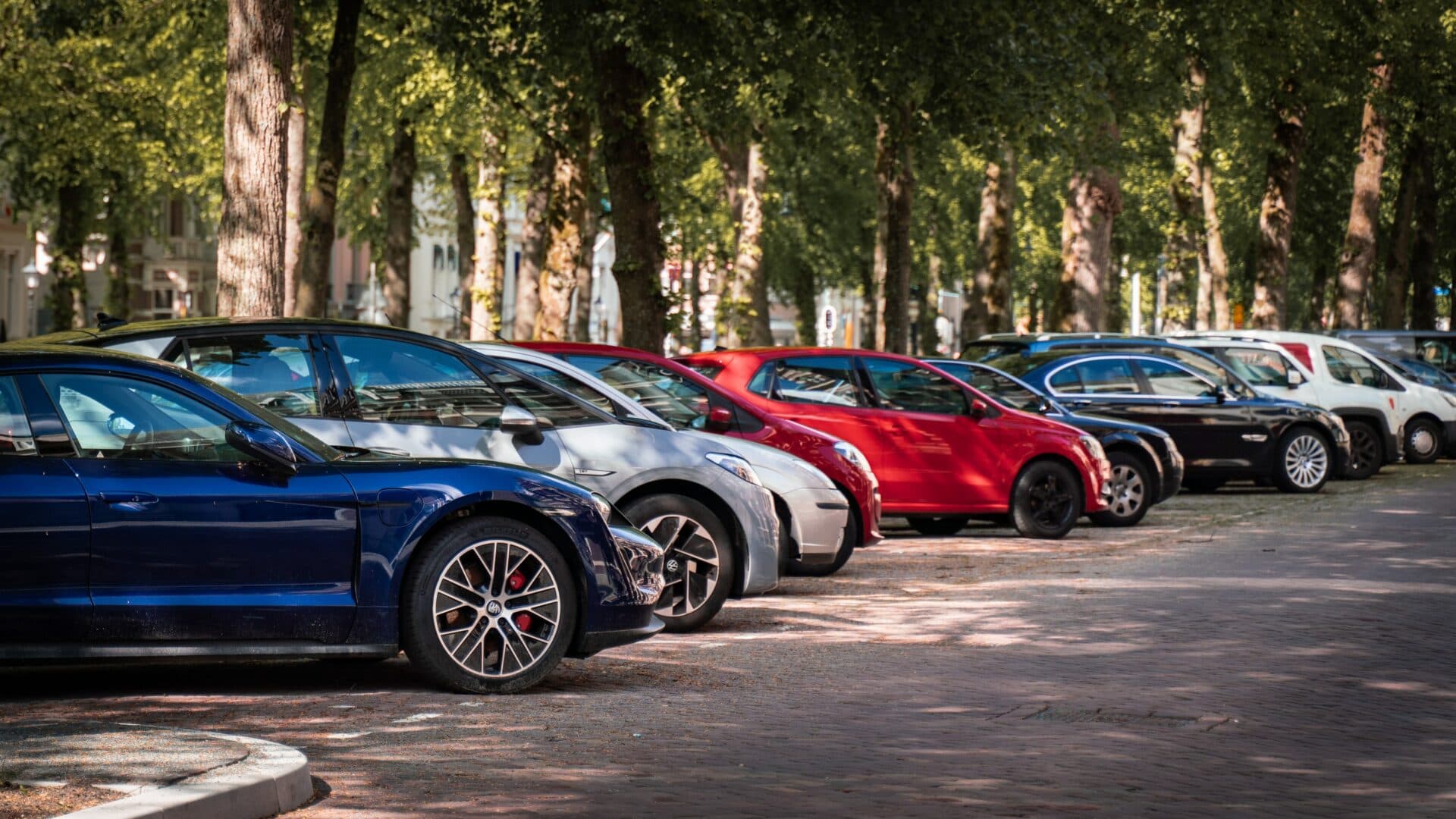 Vládni poslanci chcú návrat k parkovaniu aj na chodníkoch do konca marca 2024