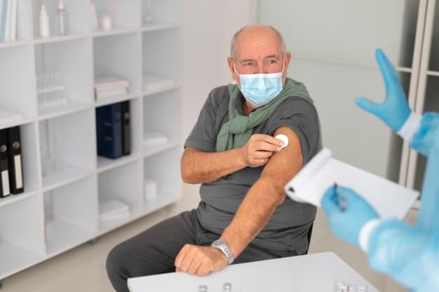 Ak chcú seniori získať finančnú pomoc za očkovanie, musia sa zaočkovať do konca januára
