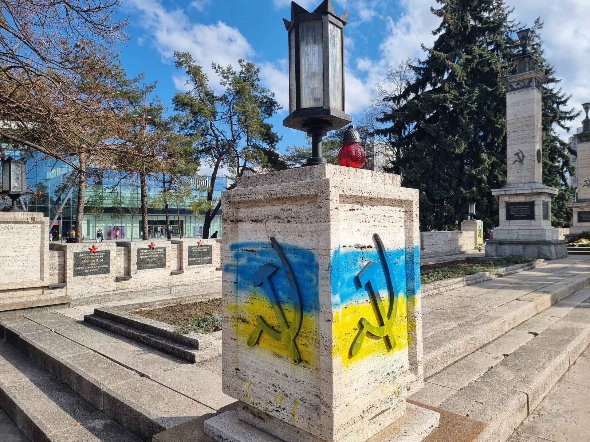 V Košiciach vyčíňal vandal, odniesol si to pamätník (FOTO)